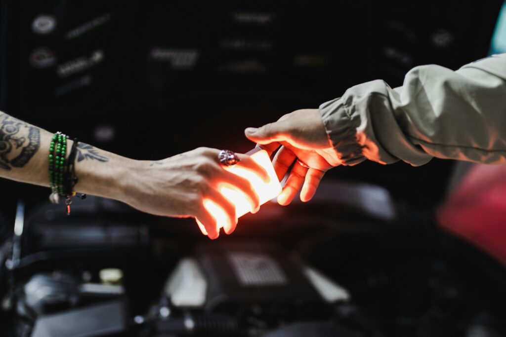 imagem com luz entre duas mãos